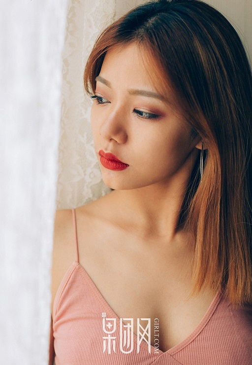 Hot girl châu Á gợi cảm trong màu son đỏ khoe vẻ đẹp tự nhiên